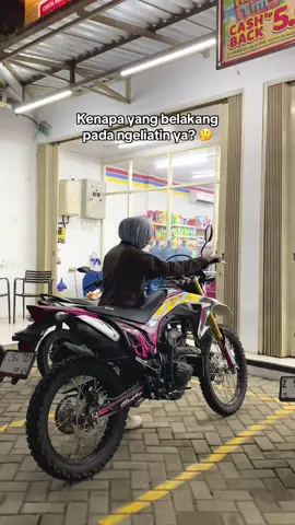 Parkir juga butuh effort🥵  #crf150l #tasikpride #supermotocantik #fyp 