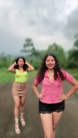 Con la gemela @Nidya Katie✨️ 🥰✨ #twinsselinna #twinsss #twinsisters #gemelas #gemela #hermanagemela #emilia #cuatroyveintechallenge #cuatroyveinte💟 