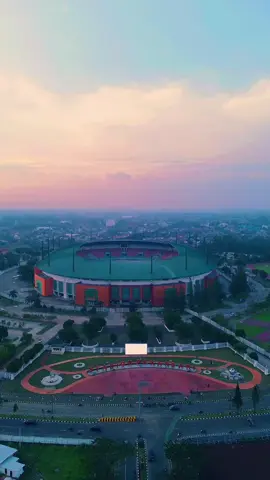 stadion pakansari cibinong kabupaten bogor, stadion kebanggaan warga bogor🙌 siapa disini yang kalo minggu pagi suka jogging disini atau sekedar nongkrong biasa. #stadion #pakansari #cibinong #kabupatenbogor #bogorhits #bogorviral #pilotdrone #footagedrone #drone #dronevideo 