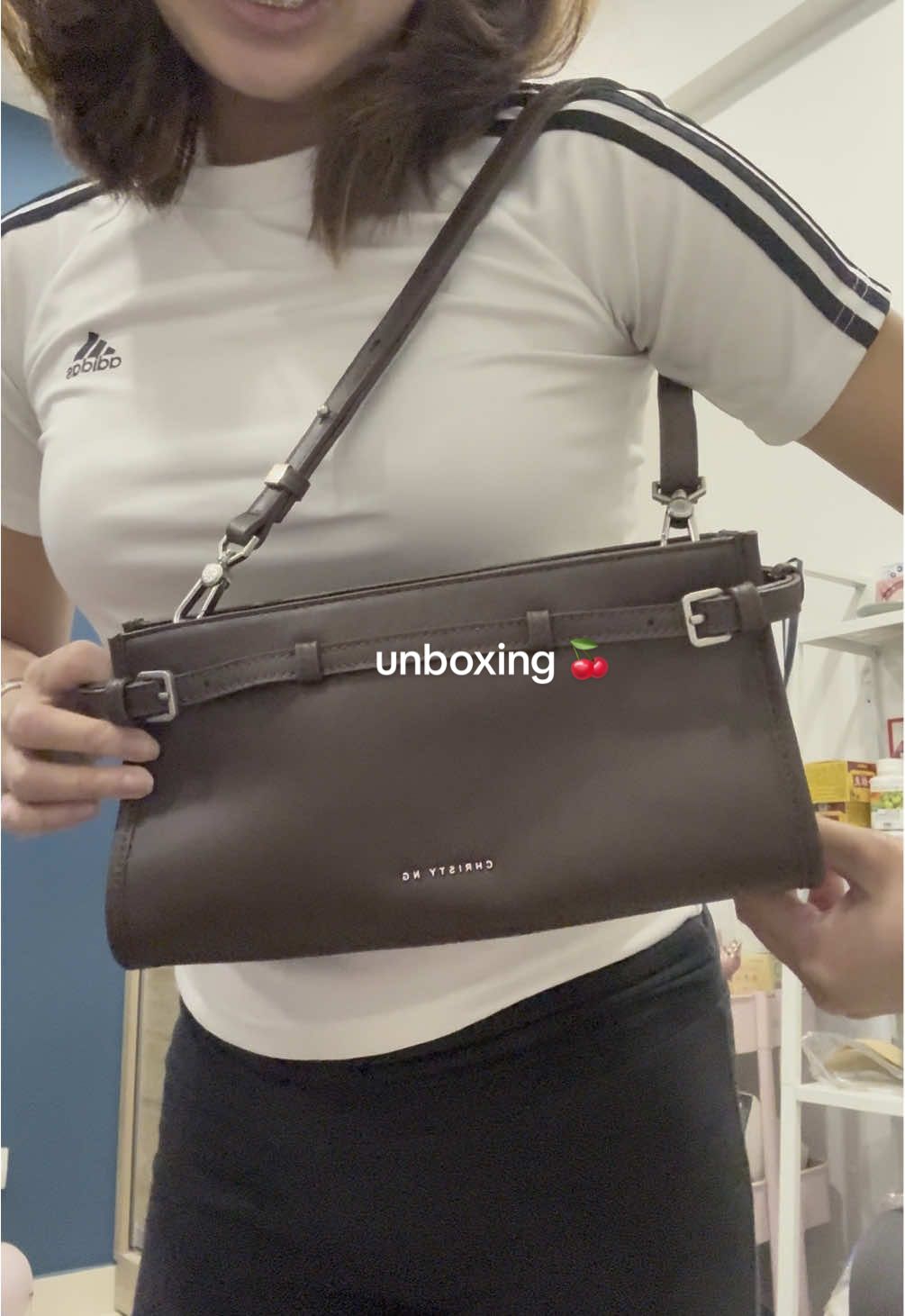 unboxing my shopping addiction 🫩 anyways this bag is so versatile and adorable! love the color and the quality 🫣 get yourself one now, link in bio hehe 😋 also luckily i’m not THAT impulsive…??… #fypシ #fyppplpppppppppppppppppppp #fyp #bag #haul #unboxing #LyraShoulderBag #shoulderbag #shopee 