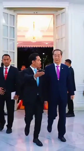 Calon Pemimpin masa depan ,masih muda,ganteng,pintar,berwibawa,kalem,sopan mencintai rakyatnya paket komplit 🤭🤭😠🥰🥰🥰#gibranrakabuming #gibranrakabumingraka #pesonagibranrakabuming #pesonagibran #wapresgibran #wapres 