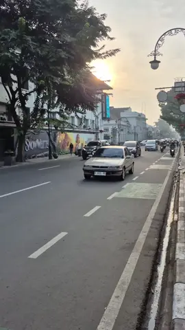 Bandung pagi hari itu seperti puisi, dituliskan oleh tangan-tangan paling sibuk dengan tinta dari matahari.  Kota ini melahirkan banyak seniman, hingga tiap ruas jalannya pun bisa terus tersimpan mengisi ruang lamunan. #puisikecil #puisi #bandung #pasundan #tanahsunda #kotaseniman 