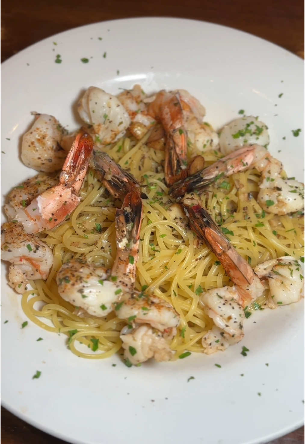 We’ve got the world on a string! Sitting on a rainbow because we just ordered our Gamberoni Scampi! The perfect summer dish! Add a glass of Pino and we’re all set! 🦐🧄🍝🥂 #shrimp #gamberoni #shrimpscampi #scampi #gamberoniscampi #spaghetti #italianrestaurant #italianstyle #italiansdoitbetter #italianfood #italiano #italianamerican #queensnyc