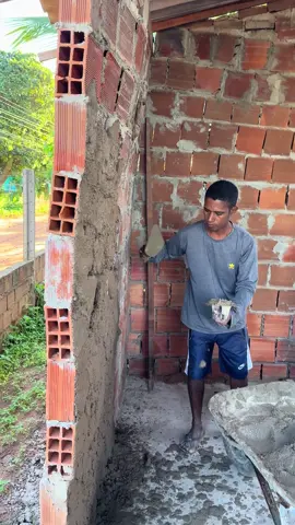 Rebocando parede com a massa grossa#gambiarra #Pedreiro #parede#reboco#obra