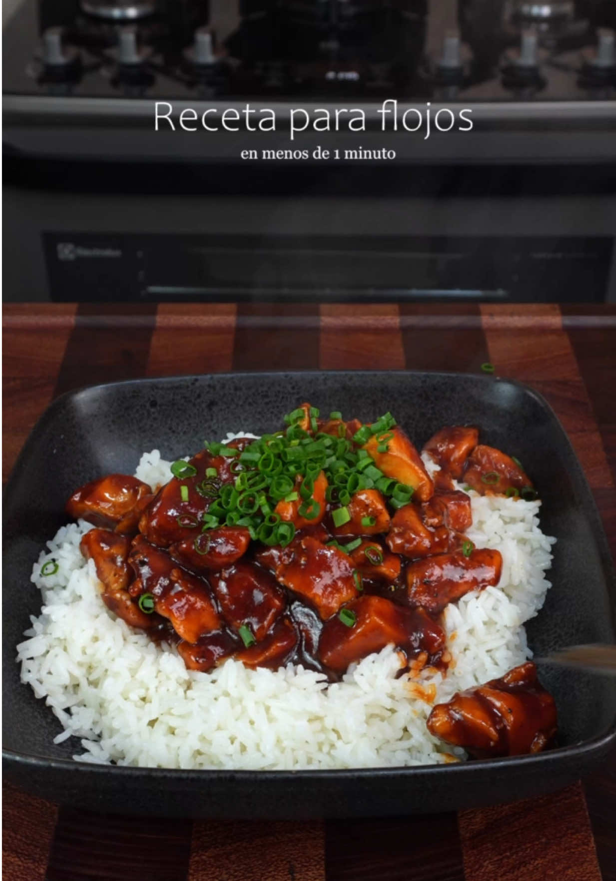 Receta para flojos, pollo bba. Ingredientes: Pechuga de pollo 1/2 una Sal, pimienta y ajo en polvo Arroz Cebolla china Mostaza 1 cucharada Sillao 3 cucharadas Miel 2 cucharadas Vinagre tinto 2 cucharadas Mantequilla 1 cucharadita #bbq #pollo #recetasfaciles #recetaparaflojos 