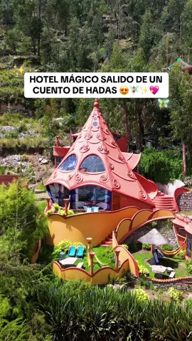 HOTEL LAS OLAS 🧚✨ ¡Allinllachu Traveleros! Sabían que existe un hotel que pareciera salido de una película y en donde puedes pasar unos días mágicos increíbles y mágicos. Este increíble lugar se encuentra en Copacabana Bolivia, a solo 3 horas de Puno. ¿𝗖𝗼́𝗺𝗼 𝗹𝗹𝗲𝗴𝗮𝗿? 💰 Desde Puno deben tomar un bus hasta Yunguyo, cruzan la frontera de Perú - Bolivia y en 15 minutos están en Copacabana. El hotel se encuentra a 4 cuadras de la plaza principal.  ¿𝗤𝘂𝗲́ 𝗵𝗮𝗰𝗲𝗿? 🦙 Hospedarse en @Hostal Las Olas es una experiencia increíble, ni bien llegar, puedes observar las construcciones únicas inspiradas en la naturaleza. Puedes pasear por todo los ambientes decorados, vivir la experiencia de alimentar a las alpaca y la tener un vista privilegiada al Lago Titicaca.  ¿𝗖𝘂𝗮́𝗻𝘁𝗼 𝗰𝘂𝗲𝘀𝘁𝗮? 💰 Los precios vas desde los 48 dólares, no incluye el desayuno. Las personas son muy amables en la atención, también cada habitación cuenta con cocina donde puedes preparar tus alimentos.  ✅ 𝗗𝗔𝗧𝗢 𝗧𝗥𝗔𝗩𝗘𝗟𝗘𝗥𝗢 El hotel se encuentra en la Calle Michel Pérez, Copacabana - Bolivia. Para mayor información se pueden comunicar al +591 72508668. Ayllu, se animarían a hospedarse en este hotel mágico? Los leemos en los comentarios 🧚🏻‍♀️✨. #creatorsearchinsights #traveleras #fyp #lima #bolivia🇧🇴 #copacabana #bolivia 