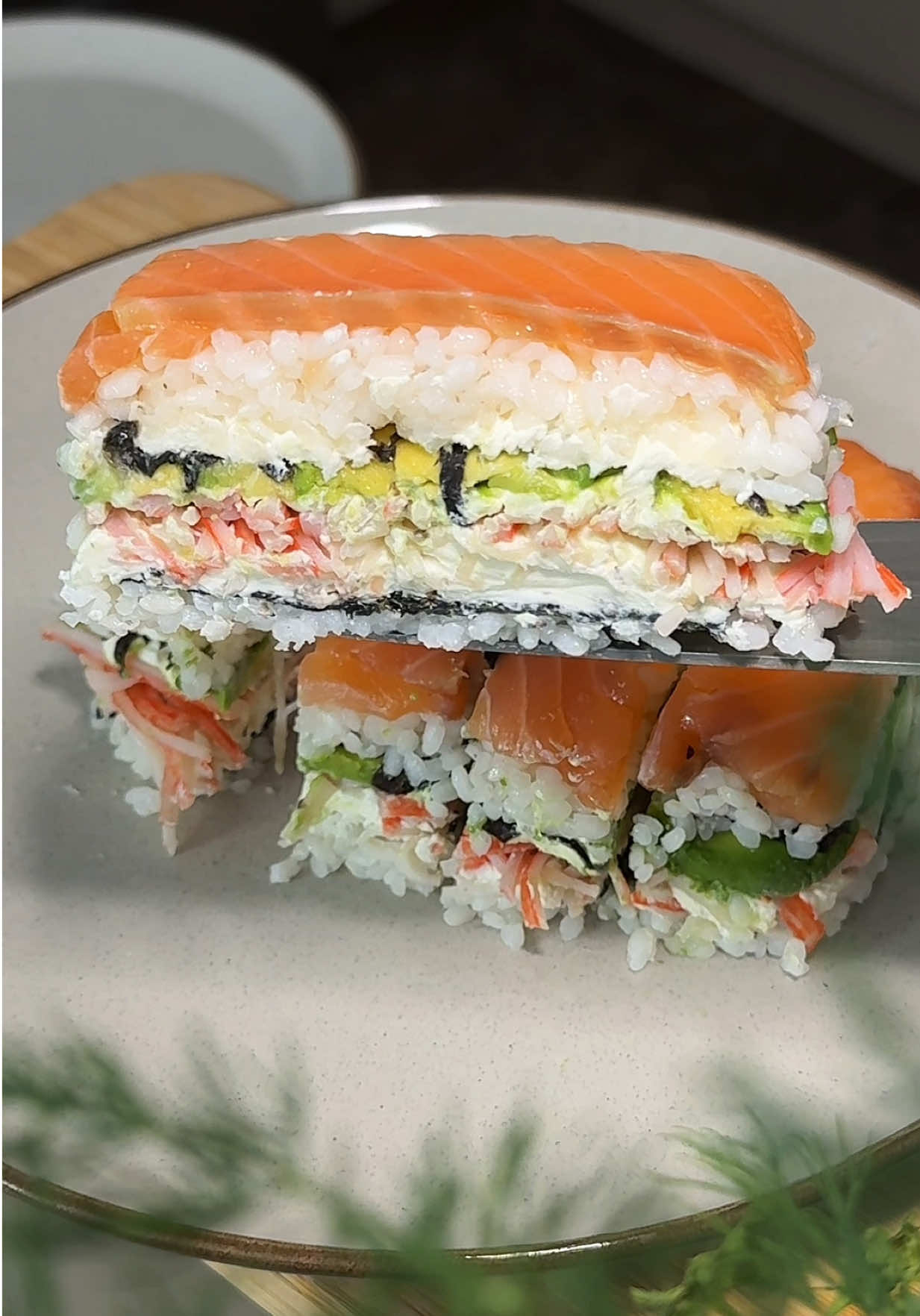 Lazy Sushi 🍣 Super quick and unbelievably delicious! Layers: 	1.	Salmon 	2.	Rice 	3.	Philadelphia cream cheese 	4.	Nori sheet 	5.	Avocado 	6.	Philadelphia 	7.	Crab sticks 	8.	Philadelphia 	9.	Nori 	10.	Rice Press each layer well, chill in the fridge for an hour, slice — and enjoy! Ліниві суші 🍣 Дуже швидко та неймовірно смачно! Шари: 	1.	Лосось 	2.	Рис 	3.	Сир Філадельфія 	4.	Лист норі 	5.	Авокадо 	6.	Сир Філадельфія 	7.	Крабові палички 	8.	Сир Філадельфія 	9.	Лист норі 	10.	Рис Добре притискай кожен шар, залиш на годинку в холодильнику , наріж — і насолоджуйся! #lazysushi #sushi #EasyRecipe 