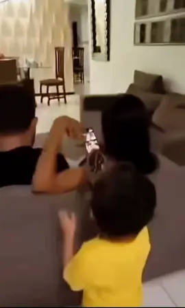 Child scares parents with FROG and reaction entertains internet users 