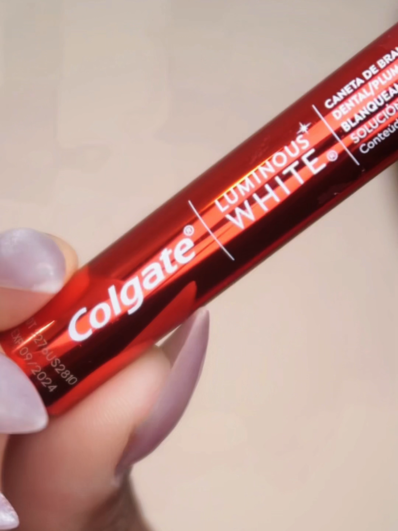 O Clareador Dental da Colgate é a solução ideal para quem busca clarear os dentes de forma rápida, segura e eficaz. Rende até 35 aplicações. A Caneta Clareadora Colgate Luminous White 2,5ml contém o mesmo ativo utilizado por dentistas: peróxido de hidrogênio a 3%. Esse clareador dental age durante a noite, removendo até 15 anos de manchas nos dentes.  Este é o clareador dental ideal para você! Dentes Brancos, Sorriso Radiante, Clareamento Rápido e Seguro em Casa! #clareadordental #sorrisobranco #canetaclareadora #dentesbrancos #esteticafacial #cuidadoscomosorriso #colgatebrasil #tiktokshopbrasil #antesedepois #clareadordentalcaseiro #sorrisobranco 