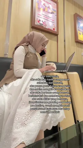 Kalau ditanya hobi kamu apa? “kerja” Disuruh nunggu berjam-jam service mobil engga berasa kalau sambil 👩‍💻🤍