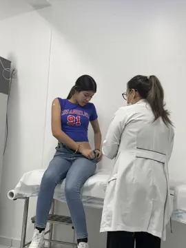 Hacerse un piercing no le dolió pero mírenla como se pone cuando la vacunan JAJAJAJAJJA #paratii #fypシ゚ #vacunas #llorona @🧿.🧸 