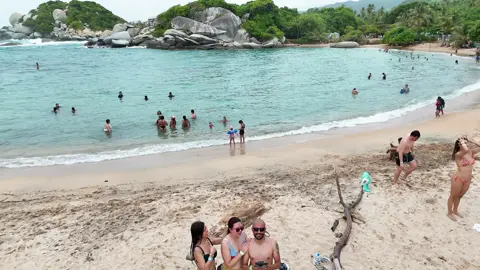 Desde el cielo, Cabo San Juan es aún más impresionante. Agua cristalina, selva viva y una energía que se siente hasta desde el aire. Así se ve el paraíso en Colombia. 🇨🇴✨ #TayronaDesdeElAire #DroneCaboSanJuan #tayronapark #santamartacolombia🇨🇴 #traveldrone #dji #djiflip #primerosvuelos 