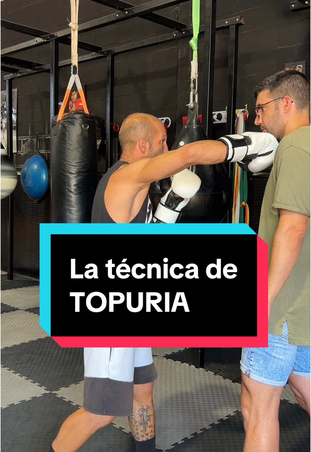 🔥 Desmontando la precisión de Topuria 🥊 La combinación fue rápida, limpia y brutalmente efectiva: 1️⃣ Ilia inicia con un jab de distracción para medir distancia. 2️⃣ Sigue con una recta de derecha al rostro, que obliga a Oliveira a retroceder. 3️⃣ En ese instante, Topuria da un paso con control de distancia, lee el retroceso y lanza un gancho de izquierda al hígado, que baja la guardia de Charles. 4️⃣ Y justo ahí, conecta una derecha cruzada al rostro que impacta con todo el peso del cuerpo, aprovechando la apertura. 📌 Cambio de alturas, presión constante y lectura del rival. Una combinación de boxeo profesional, agresiva y quirúrgica. Así es como Topuria rompe defensas y finaliza con precisión de campeón. 🎯 Esto no es solo pegada. Es técnica pura.