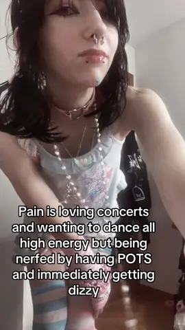 Its so frustrating not being able to dance like all my friends do without passing out @_@ I will never learn my lesson though, concerts are my life I just try to be careful 😭 #POTS #chronicillness #fainting #concerts #fyp #foryou 
