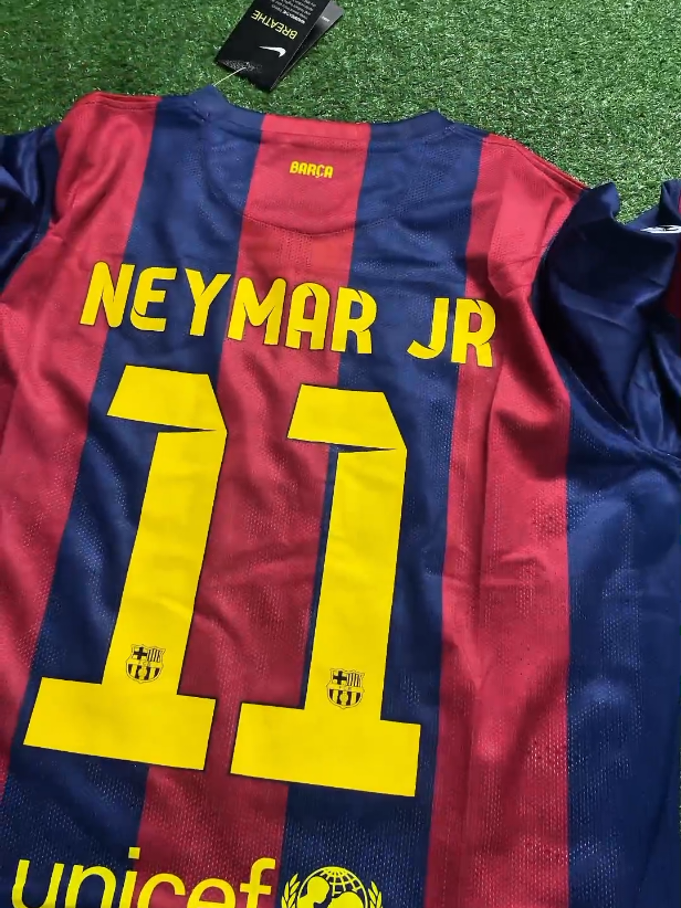 Camisa histórica! 😍 Neymar 2015, final da Champions 🔥 . . . . . . . #camisadetime #camisaretro #barcelona #camisadobarcelona #neymar 