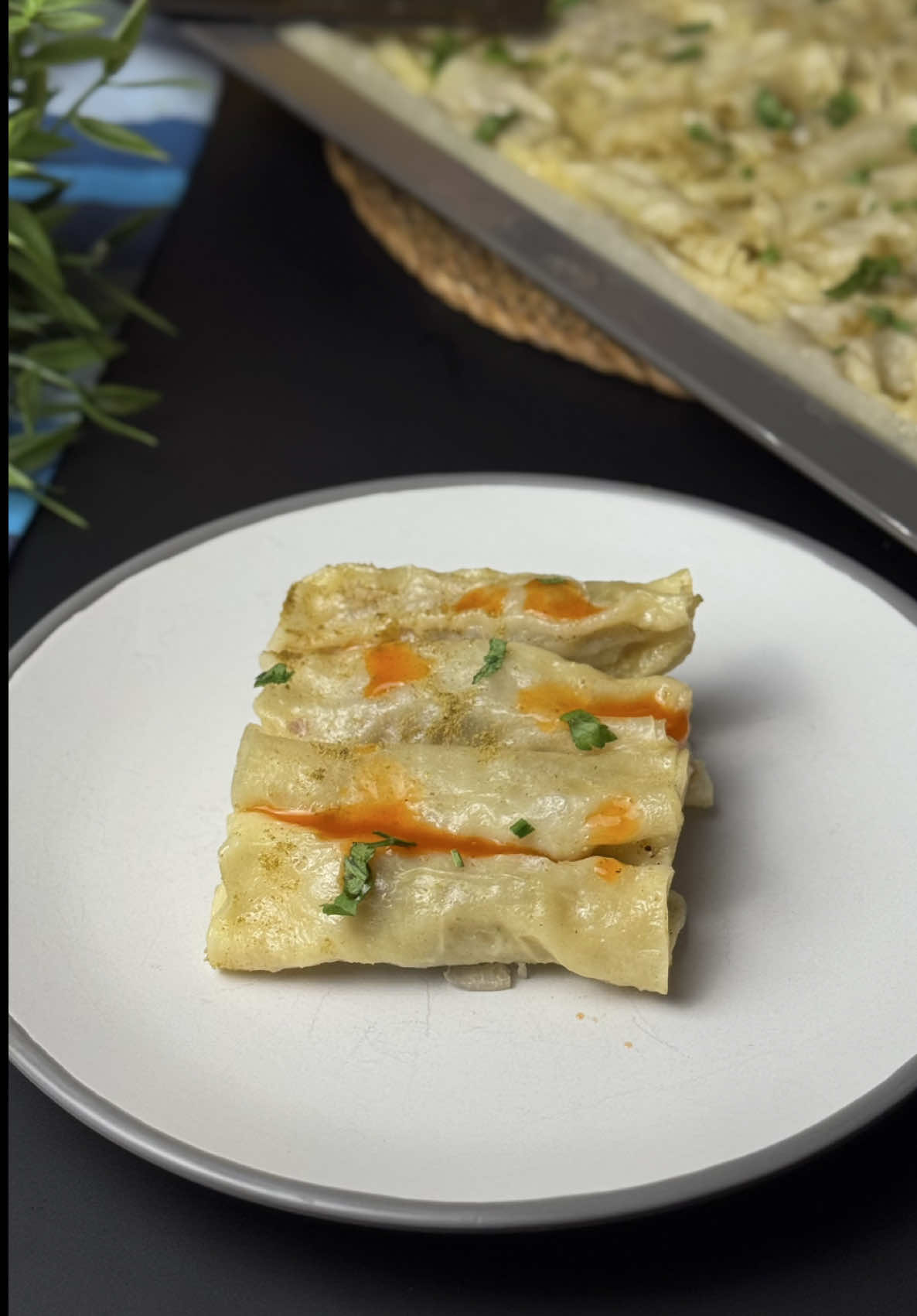 منتو سريع 🥟 مايفرق عن المنتو العادي إلا انه اسهل وأسرع وألذ  📌المقادير: نص كيلو لحم مفروم  ٢ بصل مقطع صغير  م ص فلفل اسود   م ك كمون  ملح  رقاق سمبوسة  📌مقادير الصوص  ٢ كوب ماء حار  مكعب مرق دجاج   م ص فلفل اسود وكمون   م ك  جبن سائل  📌الفرن من تحت درجة ١٨٠ والصينية تحت تقريباً ٢٠ دقيقة  وبالعافية😋 #منتو #صيام_عاشوراء #صيام #صوم 