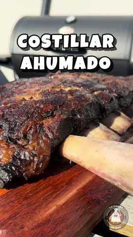 COSTILLAR AHUMADO 💨 Un clásico argentino hecho de una manera distinta, 12hs de cocción a puro humo en el Smoking´ Pro de @chargriller.arg 🔥 . Necesitamos: - 1 costillar - mostaza - sal y pimienta - papel manteca - papel aluminio . Yo lo pinte con mostaza para que absorba mejor la sal y la pimienta, y lo ahumé a 140C durante 4hs. Después lo envolví en 2 capaz de papel manteca y 2 o 3 capaz de papel aluminio para que retenga toda la humedad. Esta segunda cocción fue de 8hs a una temperatura de 160/180 C. Les recomiendo probar leñas como el manzano o el cerezo para este tipo de preparaciones 🪵 . . . #bbq #costillar #asado #ribs #smoke #ahumados #ahumador #bbqlovers #argentina 
