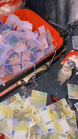 Le portefeuille magique vas te aidé à réaliser tout tes projets et tes problèmes financières, vous voyez beaucoup des gens sont très très riches c'est grâce à portefeuille magique et c'est s'en conséquence ni inconvénients satisfaction est garantie 100% Si tu intéressé écrit moi en privé merci