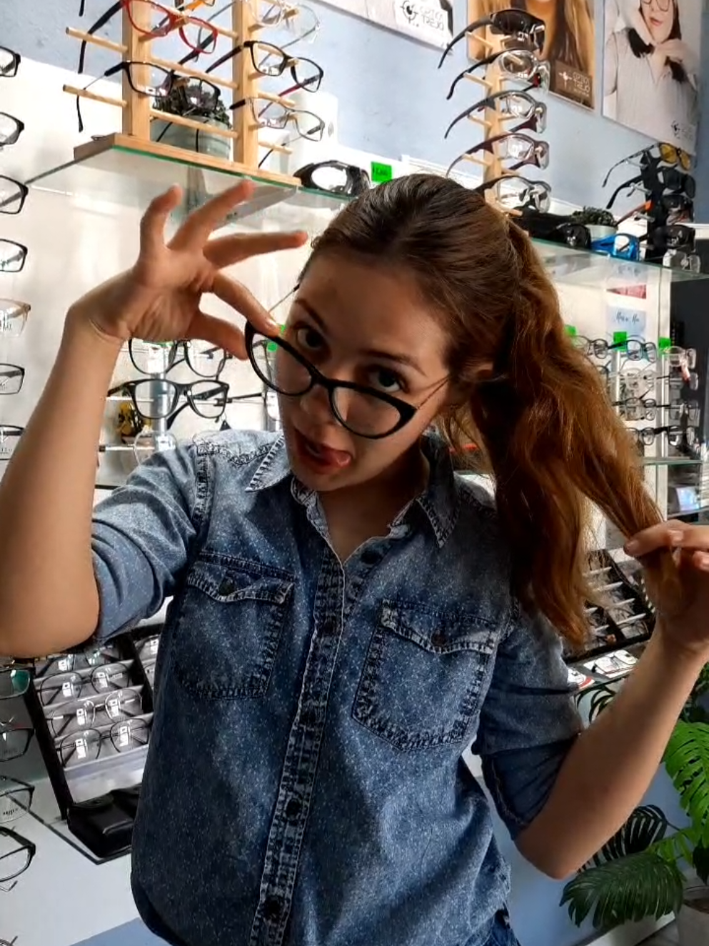 Mi visita a @Óptica Trejo fue mejor de lo que pensé! Examen de la vista gratis, mucha variedad en armazones y hasta que encontré mis lentes ideales 💯 Admito que la paciencia del optometrista es de admirarse jajajaja GRACIAS Opt. Héctor Trejo! Solo en Ciudad Mante, Tamaulipas, México... #comedia #moda #viral #recommendations 