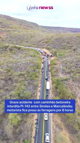 🚨 ACIDENTE GRAVE NA PI-242 🚨 Um caminhão betoneira tombou na manhã desta sexta-feira (27), entre Simões e Marcolândia, deixando o motorista preso às ferragens por mais de 8 horas. O veículo, que saiu de Araripina carregado de concreto, tombou na Ladeira de Simões e caiu em um barranco. Equipes do Corpo de Bombeiros, Polícia Militar e Secretaria de Saúde atuaram no resgate, que mobilizou dezenas de profissionais. O motorista, José Roberto, foi retirado consciente e encaminhado ao hospital com suspeita de fraturas. A rodovia PI-242 ficou interditada por horas e o caso segue sob investigação. 🎥 Acompanhe os registros desse momento tenso e os detalhes dessa operação que salvou uma vida! #Acidente #SimõesPI #Marcolândia #Resgate #PI242 #Trânsito #Notícia #Emergência #CaminhãoBetoneira #Piauí 