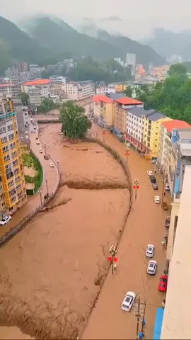The latest news on flood disasters: On July 3, many places in Kang County and Hui County of Longnan City, Gansu Province, China suffered heavy rainfall, and mountain torrents caused flood disasters. 洪涝灾害最新消息：7月3日，中国甘肃省陇南市康县、徽县多地遭遇强降雨，山洪引发洪涝灾害。 #Longnan City, Gansu Province, China#flood#rainstorm
