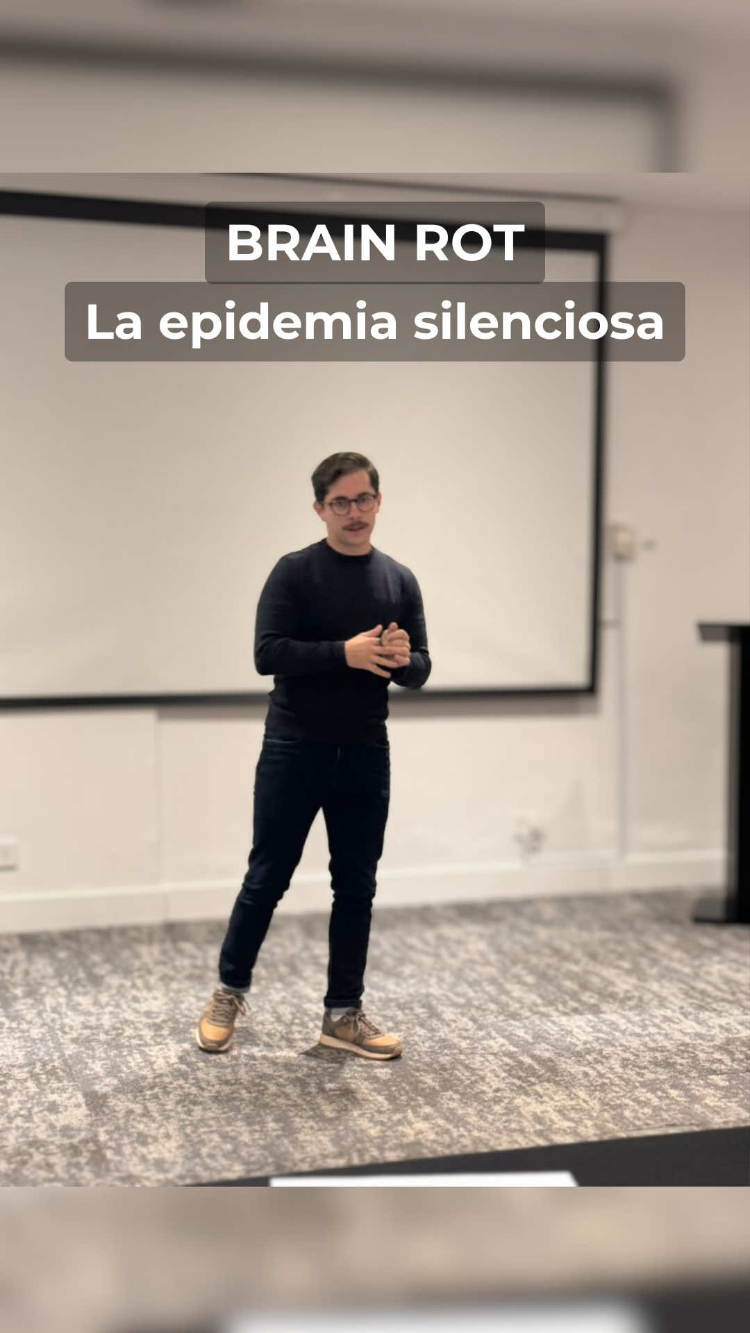 No es un chiste. Es neurodegeneración por saturación de estímulos. 🎧 Tralarero, tralará, bombardiro, cocodrilo… ¿Te suena inofensivo? Según Oxford, puede ser una señal temprana de brain rot —pudredumbre cerebral— generada por contenidos que no exigen esfuerzo cognitivo. Y no, no es solo cosa de adolescentes. 📱 Si pasás horas scrolleando sin conciencia, viendo goles, highlights o videos virales... estás dentro de la misma trampa. ¿Las consecuencias? Niebla mental, desregulación dopaminérgica, fatiga cognitiva y pérdida de foco sostenido. La dopamina no distingue edad. Y el cerebro, menos. Si sos líder, padre o tomás decisiones importantes, este video no es opcional. 📩 Compartilo con quien lo necesita. O seguí este perfil si querés cuidar el recurso más valioso que tenés: tu atención.