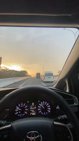 morning person abiss🗿 #innovareborn #innova1tr #hiace #hiaceindonesia #juanda #surabaya #morningvibes #traveltiktok 
