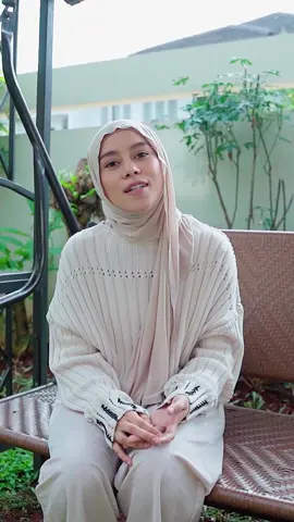 Banyak banget hal seru yg terjadi dibalik pembuatan MV Dilema. Selain aku pertama kali jadi barista, model video klip yang harusnya aku ajak kerjasama buat di MV sebelumnya, malah berjodoh di MV Dilema ini. Makasih yaa kak Naufal udah bersedia kerja bareng aku.. Nonton terus MV Dilema dan add sound nya di music app ya! 😉 #DilemaLesti #MusikDiTiktok #TiktokTainment #RisingOnTiktok