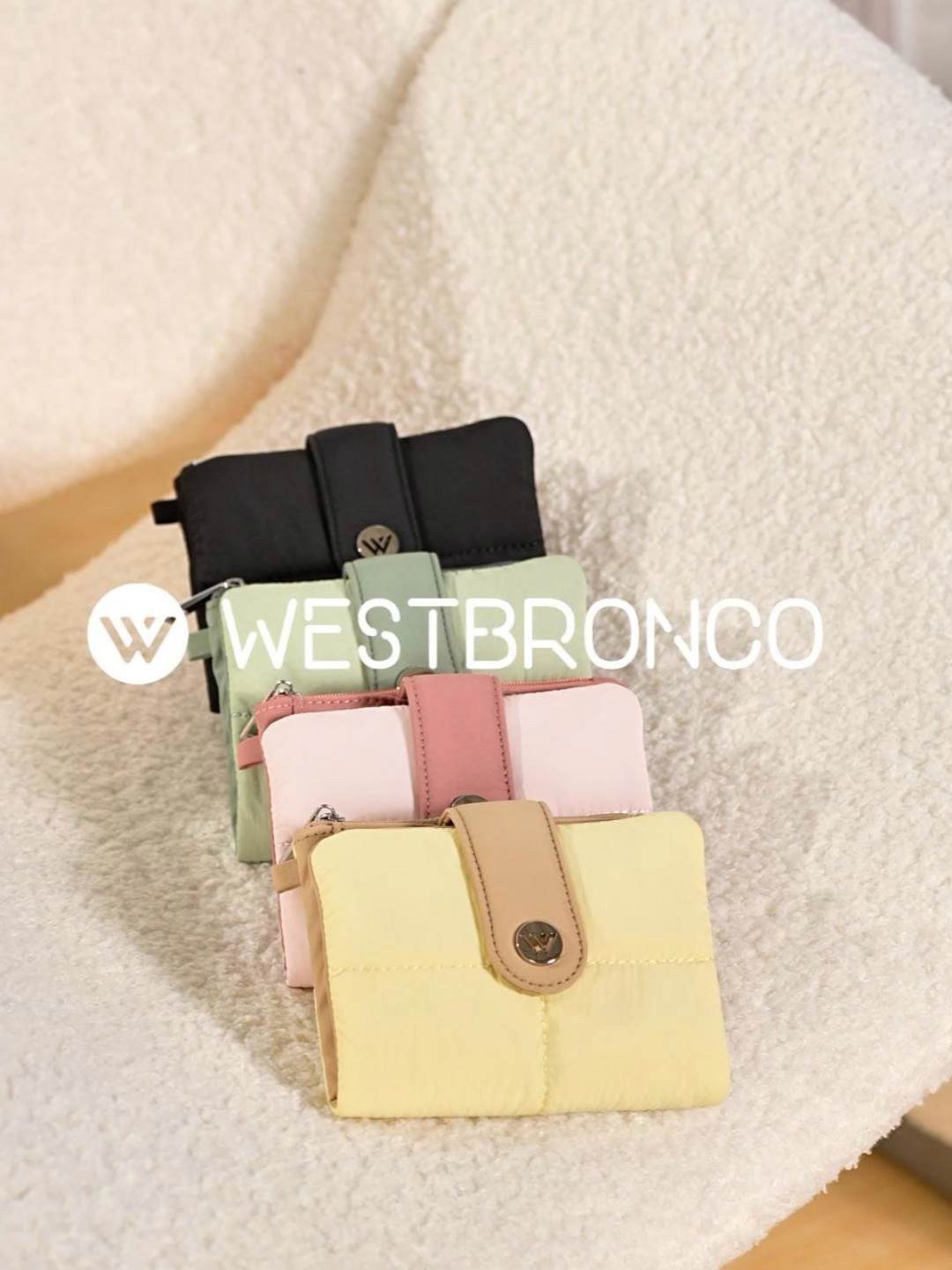 Spoiler dikit boleh ya? 👀 Dompet lipet puffer ala West Bronco bentar lagi mendarat. Siap-siap jatuh cinta ~#sekolahdenganstyle #fashionplayground #AIfashioncapcut #pufferbag #7.7