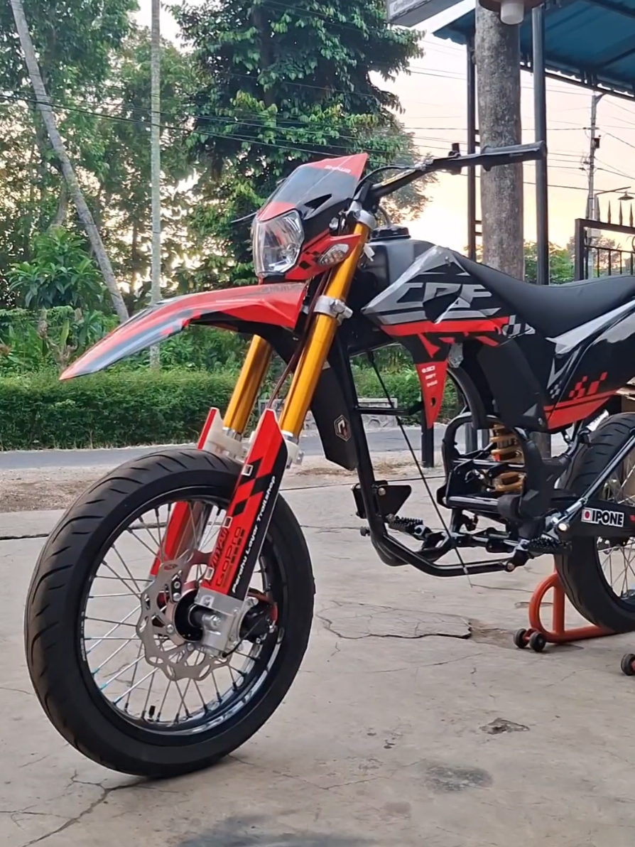 Alhamdulillah selesai lgs di luncurkan  ke alamat  pemesan Padang Sumatera Barat untuk  Mas  JIMMY  TEDJA Rolling sasis paket premium crf body 150 Harga Rp 11 750 000 Pnp di mesin : TIGER REVO  DESKRIPSI : 👇🏻 ✓Rangka full custom handmade (copy ori crf) - Bahan besi tebal roll rapi  Sdh terpasang : - bostep depan,belakang - pedal rem - tonjokan master rem bawah set tabung - arm model ktm by hutech - monoshock ride it gp non tabung pnp  - box filter  - unitrack crf premium - sudah terpasang body CRF 150 merk HRV full decal bebas request - headlamp  -  Upsidedown GOLD - wheelset supermoto Maxxis  110/70,100/80.17 - disc cakram depan belakang variasi pnp set std - selang rem depan belakang ride it - handle master rem set kopling By NISSIN model oval - gas spontan 2 tombol by daytona - stang protaper EVO type low set raiser - kaliper custom (pengeriman sudah fungsi) + (free spedometer dan kunci kontak) • Terakit rapih/terpasang lengkap  siap naik mesin Untuk  info dan pemesanan  Wa 0822 3222 8661  #rangkacrf #rangkareplikacrf #rangktrailcrf #bodycrf #rangkacrfori #rangkasetcrf #bodysetcrf150 #rangkacrfmpmono #bodysetcrf150l #rangkasetcrf #rangkatrailcrf #rangkatrilcrf #bodysettrailcrf #rangkacrf #rangkareplikacrf #rangktrailcrf #bodycrf #rangkacrfori #rangkasetcrf #bodysetcrf150 #rangkacrfmpmono #bodysetcrf150l #rangkasetcrf #rangkatrailcrf #rangkatrilcrf #bodysettrailcrf #CapCut 