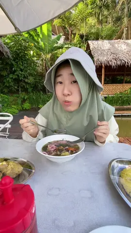 Istri Jepang Cobain makan sup pakai nasi NOTE : Di sumatera barat kita nyebutnya ini onde-onde Mungkin di tempat lain ini bukan onde2, tapi disini kita nyebutnya onde-onde