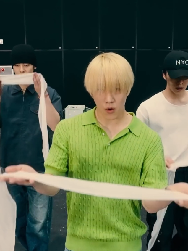 💥 More con JinJin no es solo una coreografía… es una clase maestra de presencia, ritmo y estilo. Cada movimiento tiene intención, cada paso nos recuerda por qué el escenario le pertenece. 🎶🕺 No es que lo veamos en bucle... es que el video nos pone replay solito. 😎💚 #foryoupage #jinjin #astro #진진 #아스트로 #aroha #아로하 #astrojinjin #아스트로진진 #JinJin #찐디 @ASTRO 아스트로 