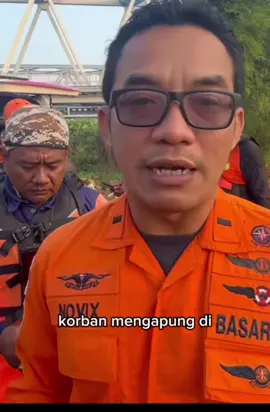 May*t korban Sieyusafa Romadhona, 20 tahun, warga Desa Karangnongko, Kecamatan Wonoayu, Kabupaten Sidoarjo yang nekat masuk Sungai Brantas diRolak Songo ditemukan. Korban ditemukan oleh warga dibawah jembatan Keling Mojoanyar, Mojokerto pada Jumat 4 Juli 2025 sekitar pukul 06.30 WIB.  Untuk memastikan bahwa itu korban Rolak Songo, jenaz*h dilarikan ke RSUD Dr Wahidin Sudiro Husodo Kota Mojokerto. #kabarmojokerto #beritamojokerto #rolaksongo #BeritaTerkini 