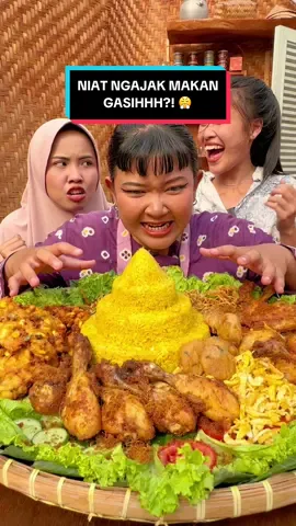 Replying to @produk sunda 𐙚 Akhirnyee dapet jugaa jatah makan meskipun baku hantem duluu 😪 #fyp #eatsambel #masyangun #murah #pedas #nikmat #lokalbrand #umkm #makanenak #fakescene⚠️ #fakesituation⚠️ #eatsambelcumiciamik #nasitumpeng #tumpengan #eatsambelcakalangrindu #tika #hindun 