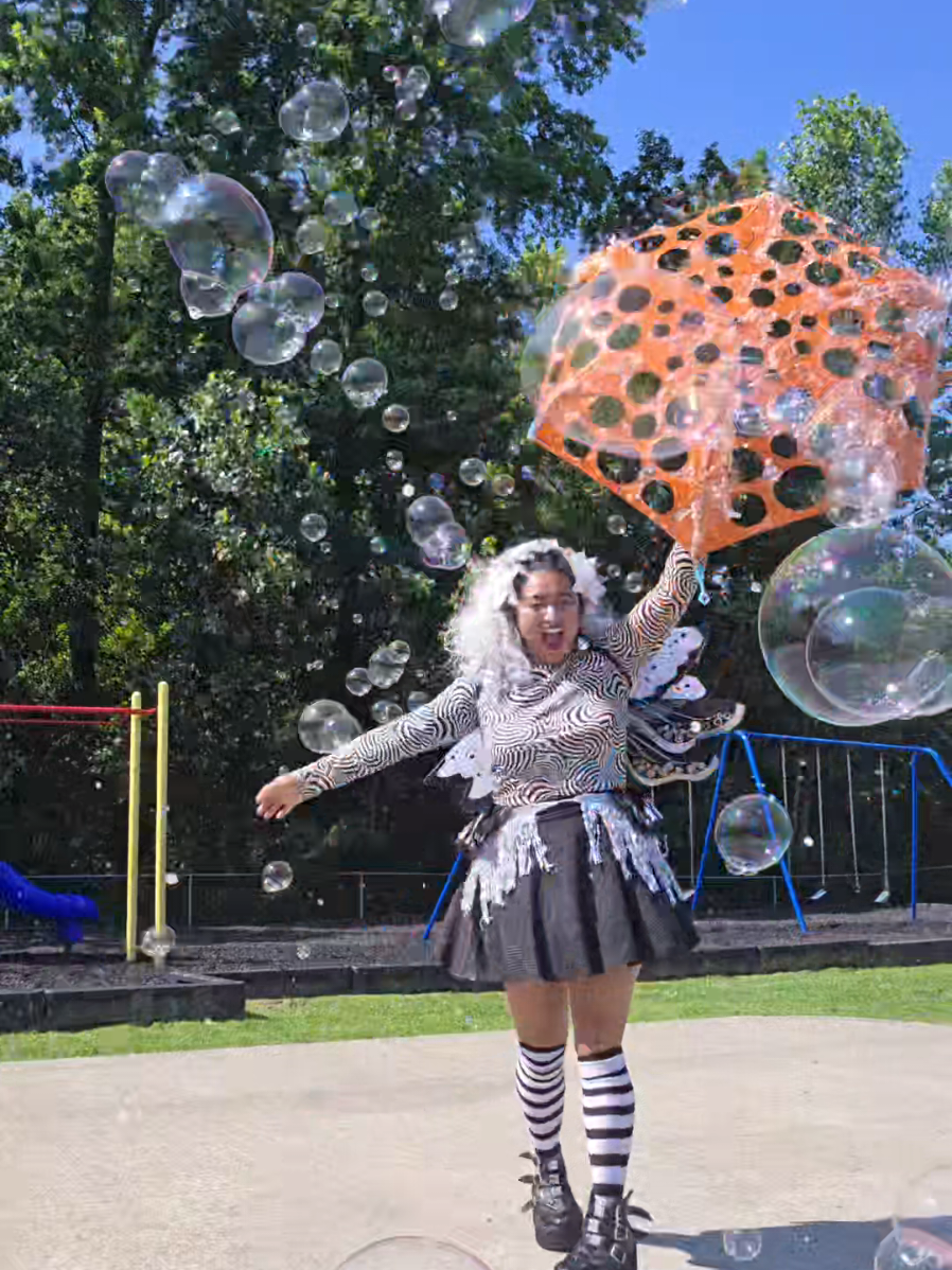 I had a great time bringing my outdoor Bubble show and workshop to @horizoneducationcenter in Cleveland,Oh Bubble umbrella by @cjthebubblegirl #bubble #bubbles#bubbleentertainer #VarietyEntertainer #clevelandbubbleentertainer #bubbleentertainment  #ohiobubblentertainer #bubblefairy #fyp 
