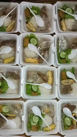 Alhamdulillah, hari ini saya dapat membagikan 50pcs nasi kotak hasil dari donasi teman teman online 🤍 semoga rezeki yg diniatkan untuk bersedekah digantikan dengan Allah berlipat ganda dan dimudahkan segala urusannya 🫶🏻 yukk yg mau ikutan donasi untuk Jumat berkah Minggu depan boleh bgt ya teman-teman 😍🙏🏻