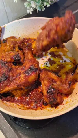 Resep ayam bakar tanpa santan :  1 kg ayam potong 4 cuci bersih 1 buah jeruk nipis diamkan 15 menit lalu cuci bersih lagi Bumbu halus :  15 buah cabe merah keriting 8-10 cabe rawit merah (sesuaikan bila mau pedas banget boleh ditambah) 1 jempol jahe 1 jempol lengkuas (optional) 1 ruas kunyit 3 buah kemiri 4 bawang putih 8 bawang merah Tumis bumbu halus tanpa minyak terlebih dulu hingga airnya agak menyusut, baru tambahkan minyak goreng secukupnya.  Tambahkan : 4 lembar daun jeruk 1 batang serai geprek  Tumis hingga harum Lanjut masukkan ayam dan tumis sampai berubah warna. Masukkan air sampai ayam terendam.  (Lebih enak air kelapa tua)  Tambahkan : 1/2 sdt ketumbar bubuk 1/4 sdt lada 3 sdm kecap manis (sesuai selera) Garam dan penyedap sesuai selera.  2 sdm air asam jawa Ini beneran enaak pedasnya pas kalau mau lebih pedas boleh tambahin aja cabenya 👍🏻 Resep ini cocok juga untuk bakar udang, cumi dan ikan, hayuuk silahkan dicoba recook ya bunda2 sholehah 😍  #resepayambakar #ayambakartanpasantan #resepayambakarteflon #masakanminang #dapurbundaaiza #masakanharian #masakanrumahan 