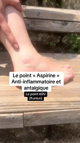 Situé entre la malléole externe et le tendon d’Achille. Il est recommandé pour les lombalgies, la raideur du cou, les céphalées, maux de tête, douleurs oculaires. Il renforce les tendons et les lombes. Masser pendant 2 mn. #pourtoi #fyp #acupression #acupuncture #santenaturelle 