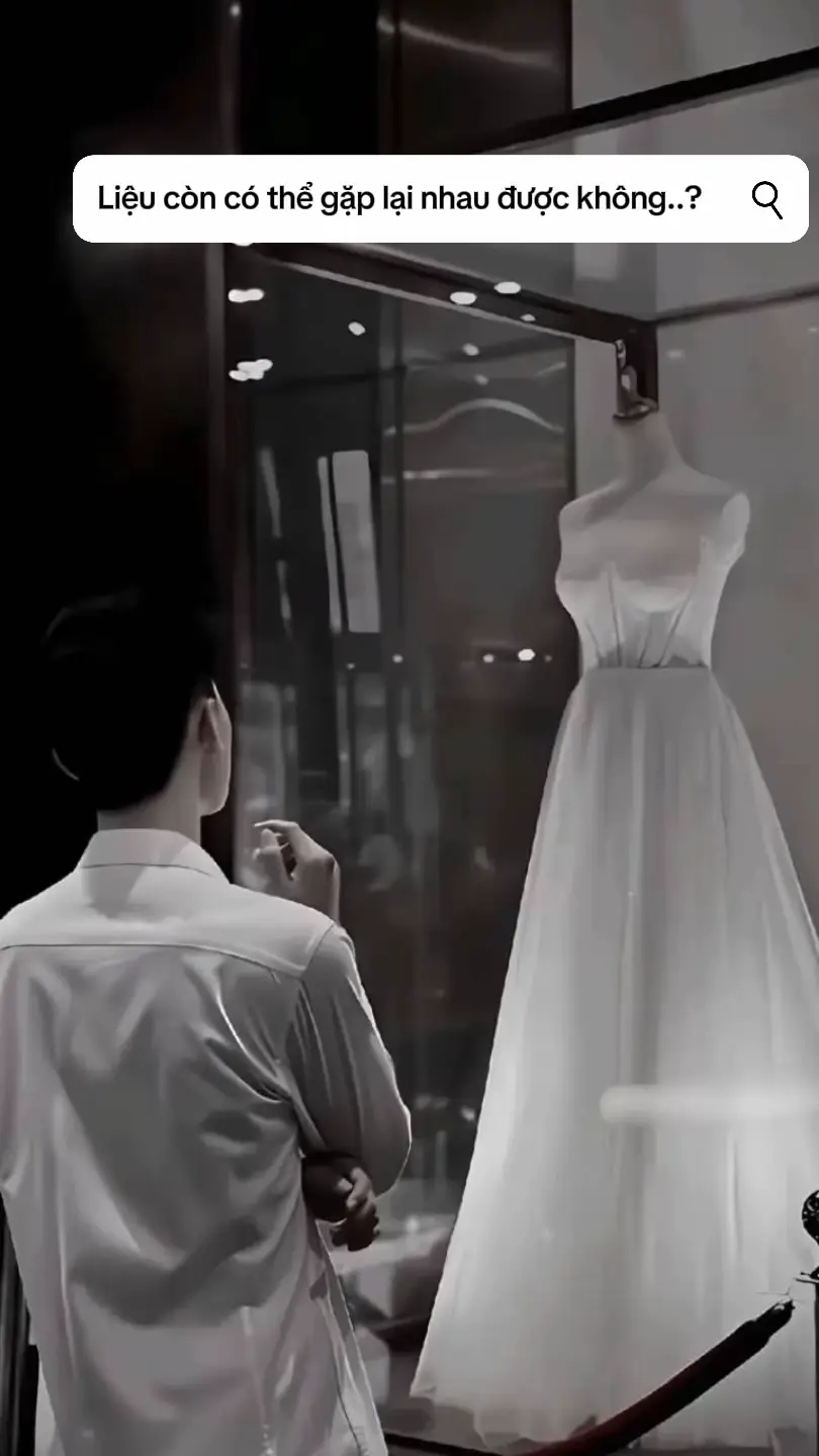 Xuân rồi hạ, thu lại đông, bốn mùa của một năm, liệu mình có còn gặp lại? Người ta từng nói ngược nắng, ngược gió, ngược phố đêm tầm tã để giữ lấy một người. Đó mới chính là tình yêu mặn nồng, sâu đậm nhất. Vì đối với họ, dù thời tiết hay hoàn cảnh thế nào, đều chẳng thể cản đường họ giữ lấy tình yêu của đời mình. Mình, thật ganh tị với họ. Bởi vì họ còn có dũng khí để giữ lấy người mình thương, còn mình thì chẳng có gì cả. Vậy là cũng đã ba năm rồi nhỉ? Ba năm qua, ở con phố mình đã xa nhau, giờ đây chẳng còn lại gì về một chút thương nhớ, kỷ niệm ngày nào. Mọi thứ ngày ấy, đã theo chân cậu đi về một chân trời mới. Gọi là bỏ lỡ thì có đúng không? Bỏ lỡ hay để mất, như thế nào thì mới gọi là đớn đau tột cùng? Mình không biết, thật sự không biết. Chỉ biết, khi nhìn cậu đang ở trong vòng tay của kẻ khác, mình rất muốn khóc, nhưng chẳng thể buông mình nữa rồi ... Ngược nắng, ngược gió, nhưng lại chẳng thể ngược đường, để thương một người..!