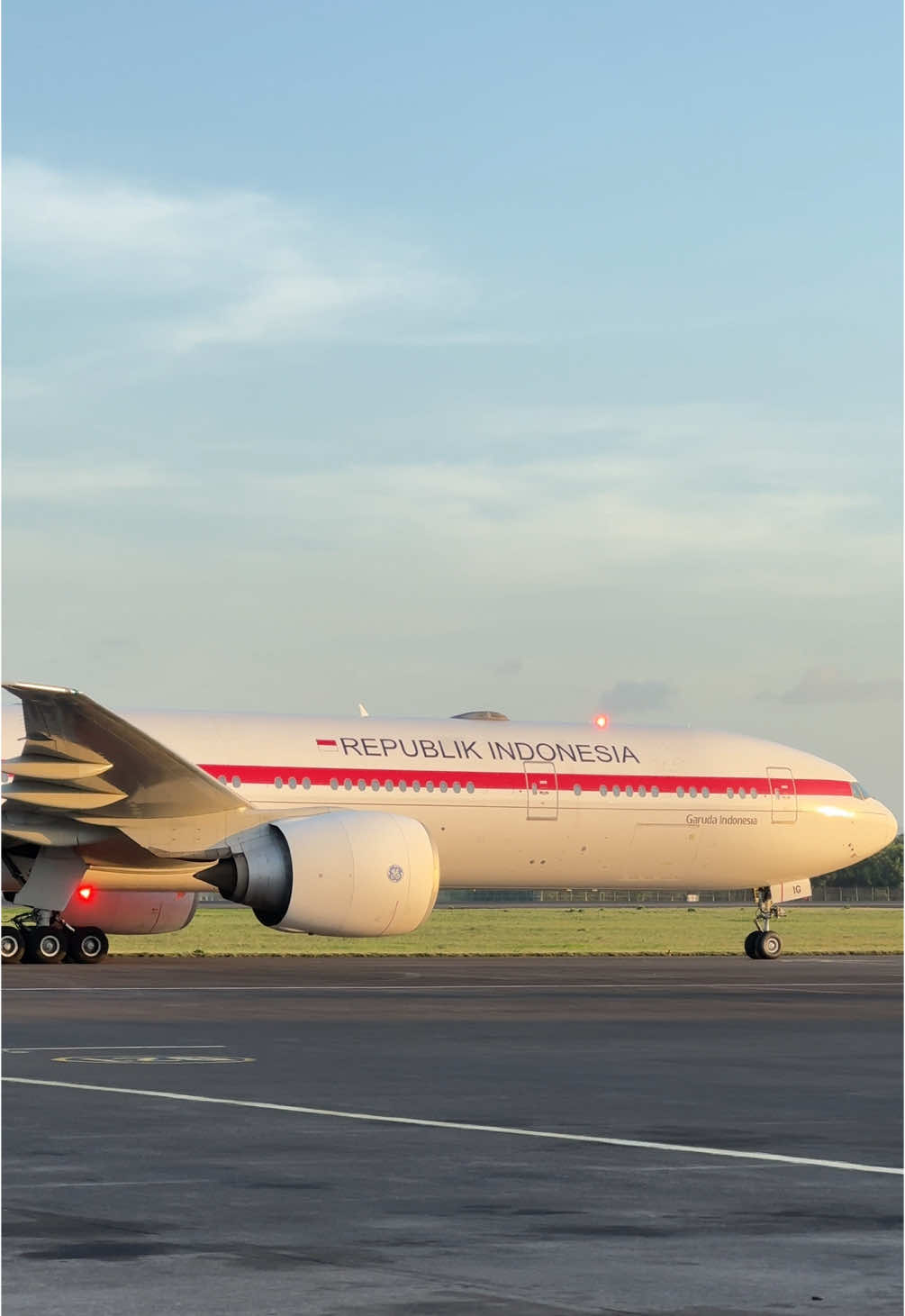Garuda Indonesia🇮🇩B777-300ER😍 #boeing #airport #aviation #bali #airplane #bali #garudaindonesia 