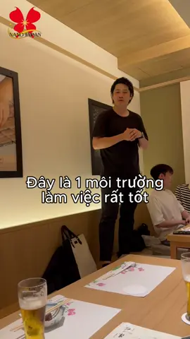 本部長 của 1 chuỗi hệ thống nhà hàng khu vực Kyusyu gần 30 chi nhánh phát biểu! A là người cũng là người góp phần hỗ trợ  các bạn VN trong quán để lên gino 2 hiện tại.#nanovisajapan #dhschuyentokutei #ttschuyentokutei #tokuteinhahang 