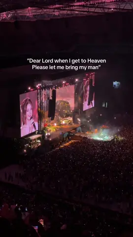 This lyric line always gets me 🫨 #youngandbeautiful #dearlordwhenigettoheaven #lanadelrey #wembleystadium #concert #tour 