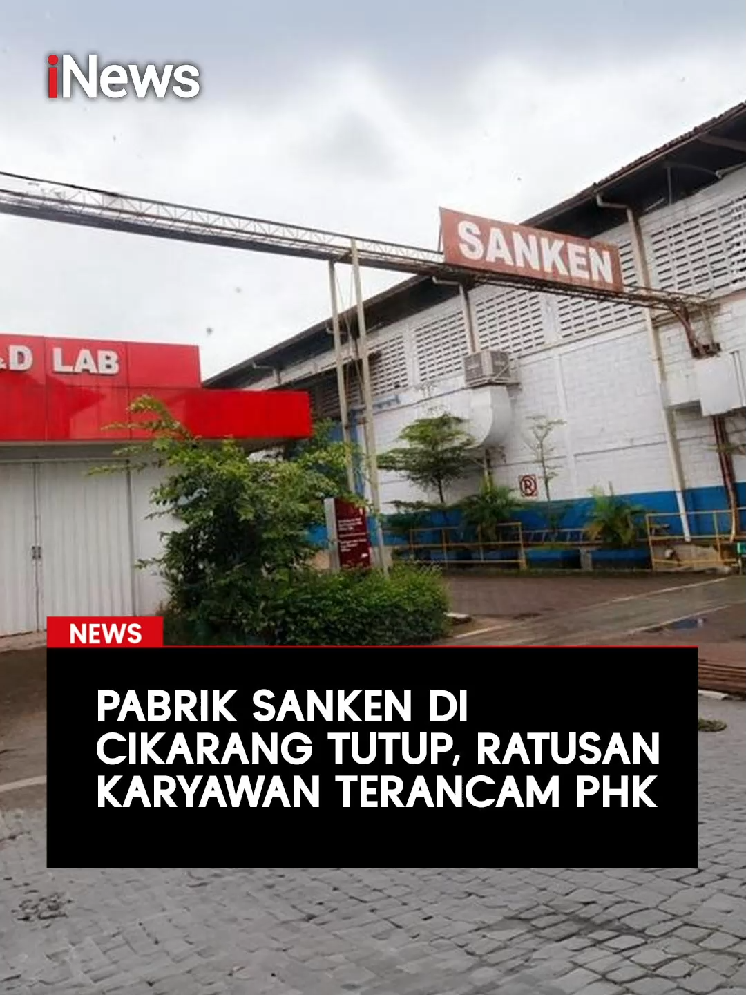 PT Sanken Indonesia menutup pabriknya di kawasan MM2100 Cikarang, Jawa Barat, mulai Juni 2025. Penutupan ini merupakan keputusan dari induk perusahaan di Jepang yang memilih memindahkan produksi dan fokus pada sektor semikonduktor. Pabrik yang berdiri sejak 1997 itu memproduksi komponen elektronik seperti UPS dan transformator, bukan produk rumah tangga seperti kulkas atau dispenser. Penutupan berdampak pada ratusan karyawan. Pemerintah telah menyiapkan pelatihan hingga penempatan kerja baru sebagai bentuk pendampingan. #Sanken #PabrikTutup #Cikarang #IndustriElektronik #PHK