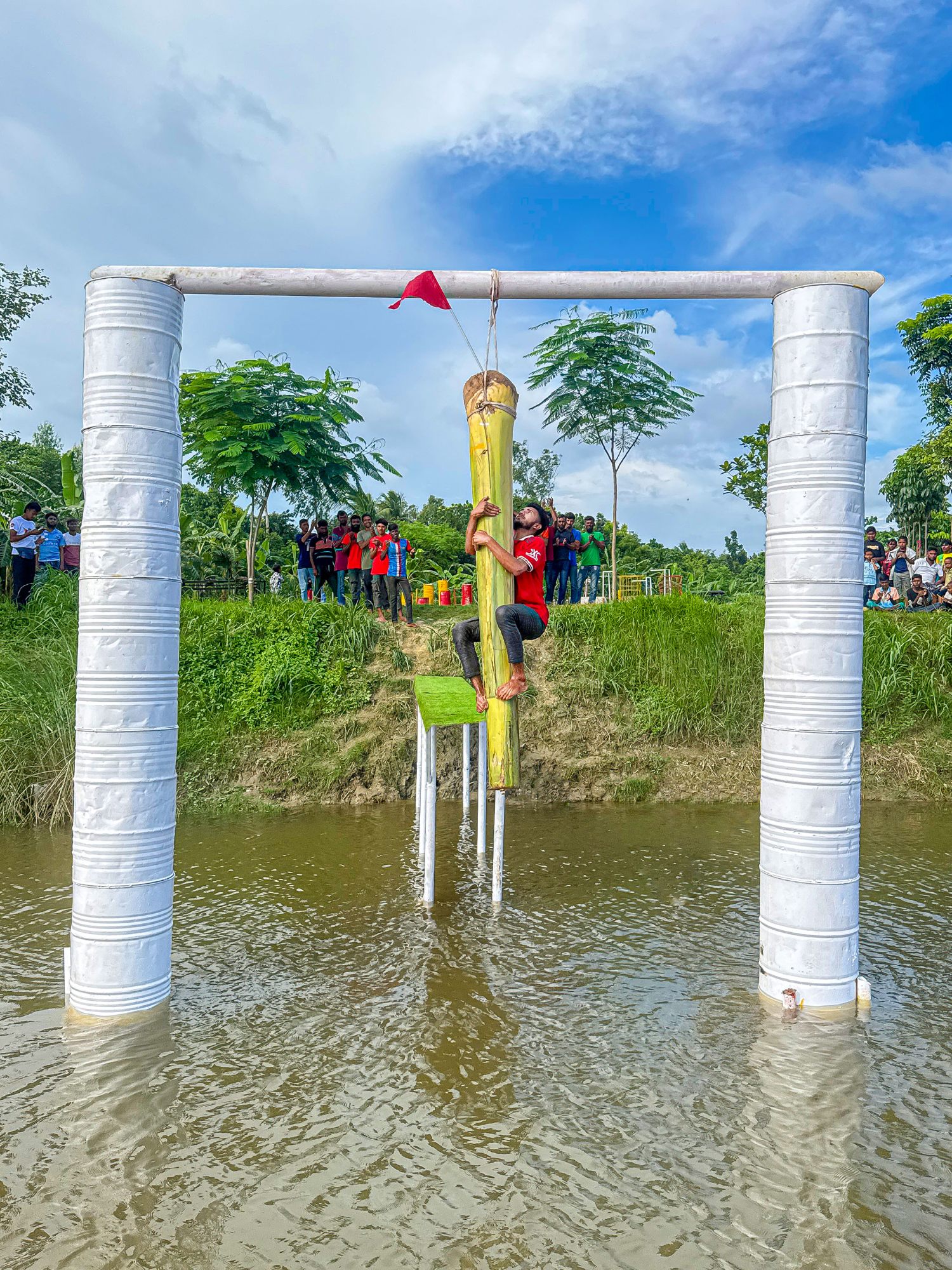 পিচ্ছিল কলাগাছ বেয়ে পতাকা ছোঁয়ার প্রতিযোগীতা ! দর্শকদের হাসিতে গ্রামে বয়ে গেলো নির্মল আনন্দ আর অফুরন্ত উত্তেজনা #SportsOnTikTok #TikTokTainMent