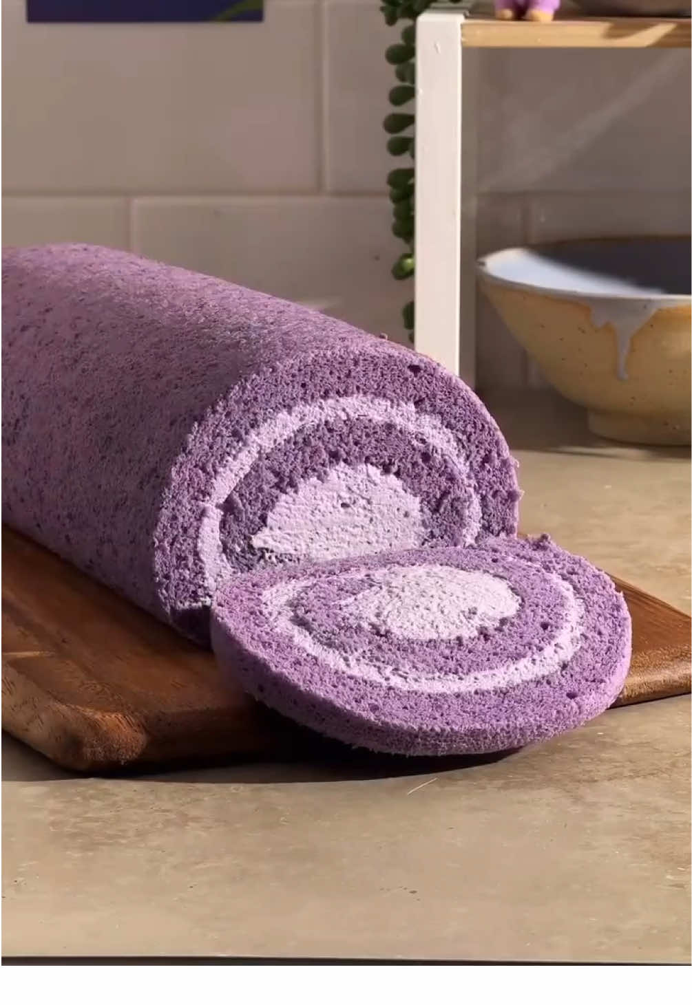 خليط السويسرول الأصلي الهش المكونات (لصينية مستطيلة صغيرة إلى وسط): 	•	4 بيضات 🥚 	•	نصف كوب سكر ناعم 🍬 	•	ملعقة صغيرة فانيلا 🍦 	•	¾ كوب دقيق أبيض منخول 🌨️ 	•	ملعقة صغيرة بيكنج بودر 🥄 	•	رشة ملح 🧂 الطريقة: 	1.	في وعاء، نخلط البيض + السكر + الفانيلا بخلاط كهربائي عالي السرعة لمدة 5-7 دقايق حتى يصير الخليط كريمي وهش ولونه فاتح. 	2.	ننخل الدقيق + البيكنج بودر + رشة الملح، ونضيفهم للخليط على دفعات، ونقلب برفق بالملعقة من تحت لفوق. 	3.	نصب الخليط في صينية ملبسة بورق زبدة، وندخله فرن محمى مسبقاً على 180° لمدة 10–12 دقيقة. ⸻ ✨ كيف أزين السويسرول وأرسم عليه؟ 💡 الفكرة: قبل ما تصبين خليط السويسرول في الصينية، نسوي خليط تزيين ملون نرسم فيه أشكال على ورق الزبدة، وبعدها نصب الخليط فوقها. النتيجة: الرسمة تطبع على الكيكة نفسها بعد الخبز! 🎨 خطوات الرسم على السويسرول: 	1.	جهزي خليط الرسم: 	•	1 بياض بيضة 	•	2 ملعقة كبيرة سكر بودرة 	•	2 ملعقة كبيرة دقيق 	•	لون طعام حسب رغبتك (ممكن أكثر من لون) 	•	اخلطيهم حتى يصير عندك خليط متماسك يشبه الكريمة السميكة. 	2.	ضعي ورق زبدة في الصينية وارسمي عليه باستخدام قمع التزيين أو عود خشبي أو فرشاة صغيرة. مثلاً: قلوب ❤️، ورود 🌸، فراشات 🦋، اسم أو كلمة، أشكال هندسية. 	3.	ادخلي الرسمة الفريزر لمدة 10 دقائق عشان تثبت قبل صب الخليط فوقها. 	4.	صبي خليط السويسرول العادي فوق الرسمة مباشرة وافرديه بهدوء، وكملي الخبز كالمعتاد. 	5.	بعد ما ينخبز وتقلبين الكيك، الرسمة بتكون مطبوعة على الوجه الخارجي للسويسرول #fyp   #foryou   #foryoupage   #اكسبلور   #ترند   #مشاهير_تيك_توك   #tiktoktrend   #viral   #فيديو_رهيب   #explore   #وصفة   #وصفات   #حلويات   #حلى_سهل   #حلى_سريع   #كيك   #كيكة   #تشيز_كيك   #سويسرول   #كيك_بسيط   #طبخ   #طبخات   #وصفات_سهلة   #أكلات   #مطبخ   #أكل_بيتي   #طبخ_سهل   #أطباقي   #مذاق_بيتي   #شيف   #مشروعي   #بنات_البيت   #طبخ_بنات   #تجهيزات   #مشروع_صغير   #دخلي_من_بيتي   #بنات_البيت   #أفكار_مشاريع   #مشاريع_منزلية   #طبخ_بيتي   #لايف_ستايل   #يومياتي   #تفاصيل_حياتي   #اكتشف   #ابداع   #فيديو_جديد   #خليك_معي   #شوف_وش_سويت   #راح_تنبهر   #فكرة_مميزة   #تيك_توك_السعودية   #تيك_توك_الخليج   #تيك_توك_العرب   #بنات_السعودية   #بنات_الخليج   #شغل_نظيف   #ابداع_بنات   #سعوديات_مبدعات   #صنع_بحب   #بنت_سعودية   #جودة   #احترافي   #ابداع   #تفاصيل   #شغل_نظيف   #لمسة   #راقي   #فخامة   #اتقان   #شغل_مرتب   #تابعوني   #علق   #وش_رايكم   #قولوا_رايكم   #منشن   #وش_تفضلون   #احفظوا_الوصفة   #ارسلها_لصديقتك   #شارك   #حط_لايك   #سويسرول   #حلى_السويسرول   #كيكة_ملفوفة   #رول_كيك   #رول_حلى   #رول_سهل   #كيك_رهيب   #فيديوهات_طبخ   #وصفة_رهيبة   #تعليم_طبخ   #بنات_الطبخ   #كافيه_بيتي   #ذوق   #مذاق   #فيديو_اكل   #كشخه   #ابداع_بيتي   #وصفات_لذيذة  