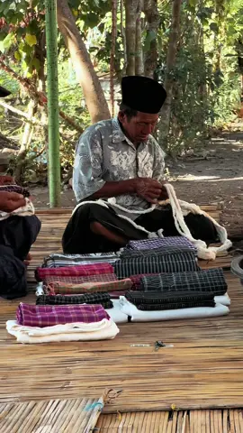 Saat upacara Sorong Serah adat Sasak, pihak laki-laki membawa berbagai macam barang sebagai simbol dan perlengkapan dalam memulai kehidupan baru bersama pasangan. Beberapa di antaranya adalah kain tenun (Olen), perlengkapan dapur (Salin Dede), seperangkat buah pinang dan rokok (Sedah Lanjaran), serta uang sebagai simbol nafkah (Pemuput/Pemegat).  Barang-barang yang dibawa dalam Sorong Serah ini memiliki makna simbolis yang mendalam dan berkaitan erat dengan nilai-nilai adat Suku Sasak, terutama dalam hal kesiapan pihak laki-laki untuk membina rumah tangga dan memberikan nafkah kepada pasangannya.  #tradisi #kearifanlokal #budaya #sasak #lombok 