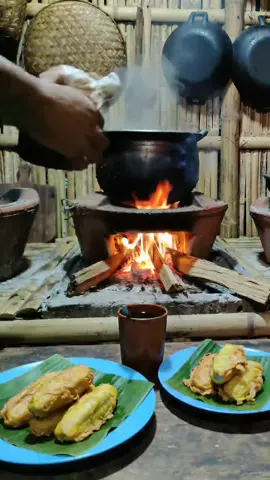 #NGOPI #BARAYA Hidup di desa tak selalu tentang kesederhanaan... Tapi tentang ketenangan, kehangatan, dan rasa syukur. Duduk di dapur bambu, menikmati pisang goreng hangat dan kopi hitam, Sambil mendengar bunyi kayu terbakar di tungku api. Inilah bahagia yang sesungguhnya. 🍃🔥 #fypシ゚ #ndesovibes #dapursederhana #hidupdidesa   #kopihitam #pisanggoreng #dapurtradisional   #suasanandeso #indonesiatempoedoeloe #kampunghalaman   #videoviral #fypindonesia #vibesdesa #kenangankampung 