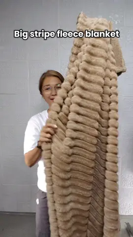 Malaki ang stripe kaya mas malambot at makapal #kumot #kumotnamalambot #blanket #softblanket #fleeceblanket #homeessentials 