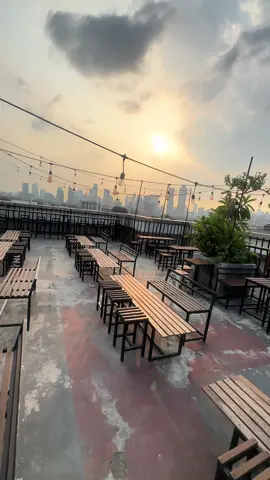 Happy Juni #rooftop #senja #sunset #tempatnongkrong #ngopisenja #tebet #kobaincoffee #citylight #coffeesenja 