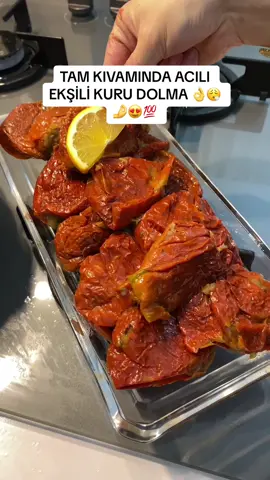 Kuru Dolma👌😍🙂‍↔️ İç harcı için; 1 adet büyük boy soğan 1 çay bardağı zeytinyağ 2 yemek kaşığı salça 2 diş sarımsak 2 su bardağı pirinç 1 paket dolma baharatı (veya istediğiniz baharatlar) Tuz Nar ekşisi Limon suyu 2 su bardağı kaynar su  Malzemeler; 35-40 adet kuru dolma Haşlamak için kaynar su Hazırlanışı; Dolmamızın iç harcı için soğanı kavuralım. Ardından salçayı ve sarımsağı ilave edelim. Salçayı soğanlarla beraber kavuralım. Yıkadığımız pirinçleri,baharatları ve tuzu ekleyip kavurmaya devam edelim. Son olarak sıcak suyumuzu ilave edelim. Karıştırdıktan sonra kapağını kapatıp diri kalıcak şekilde kısık ateşte pişmeye bırakalım. Ocağı kapattıktan sonra nar ekşisi ve limonun suyunu ekleyip karıştıralım.  Ayrı bir tencerede kaynayan suya kuru biberlerimizi ilave edelim. Kevgir yardımıyla bastırarak biberlerin iyice ıslanmasını sağlayalım. Yaklaşık 5-10 dk haşlanmaya bırakalım. Haşlanan biberlerin üzerlerine soğuk su gezdirelim.  Biberlerin içini dolduralım. Ağız kısımlarını elimizle kapatalım. Çok fazla doldurmayalım pişerken taşmasın. Tencereye yerleştirelim. Pişmesi için kaynar suyunu ekleyelim ve ağırlık yapması için bir tabak yerleştirerek kapağını kapatıp kısık ateşte pişmeye bırakalım. Afiyet olsun.🍃💚✨ #biberdolması #kurudolma #kurudolmabiber👍🏻😋 #mutfak #kesfet #fyp #fyppppppppppppppppppppppp #kesfetteyiz #kesfetbeniöneçıkart #kesfett 